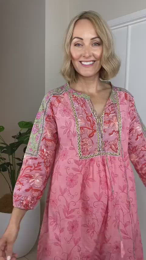 VIDEO SHOWING MODEL WEARING PEACH FLORAL PINK COLOURWAY