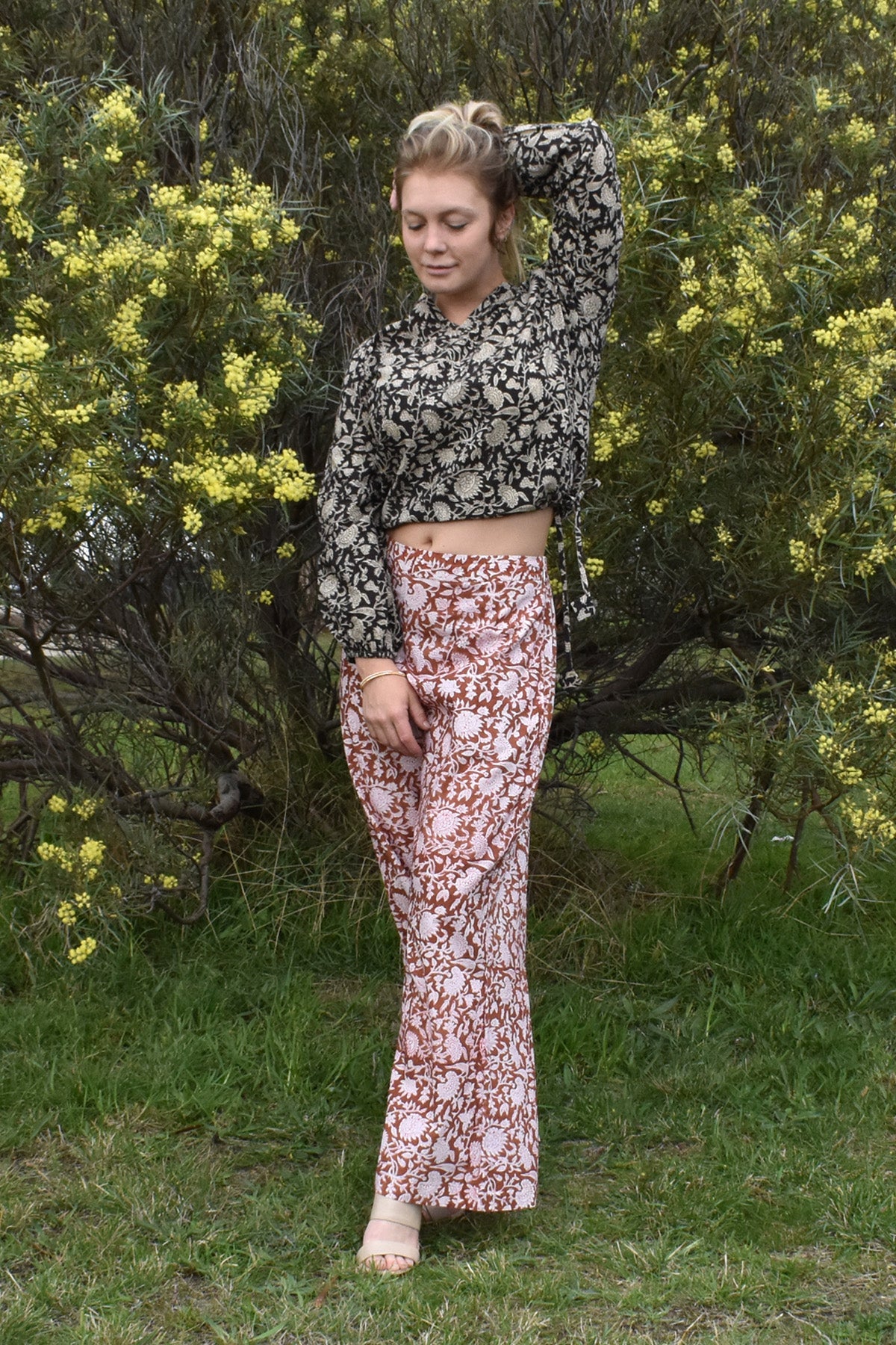 MODEL WEARING AMBER FLARE PANTS WITH SABLE TOP WORN AS A CROP TOP - zohaonline