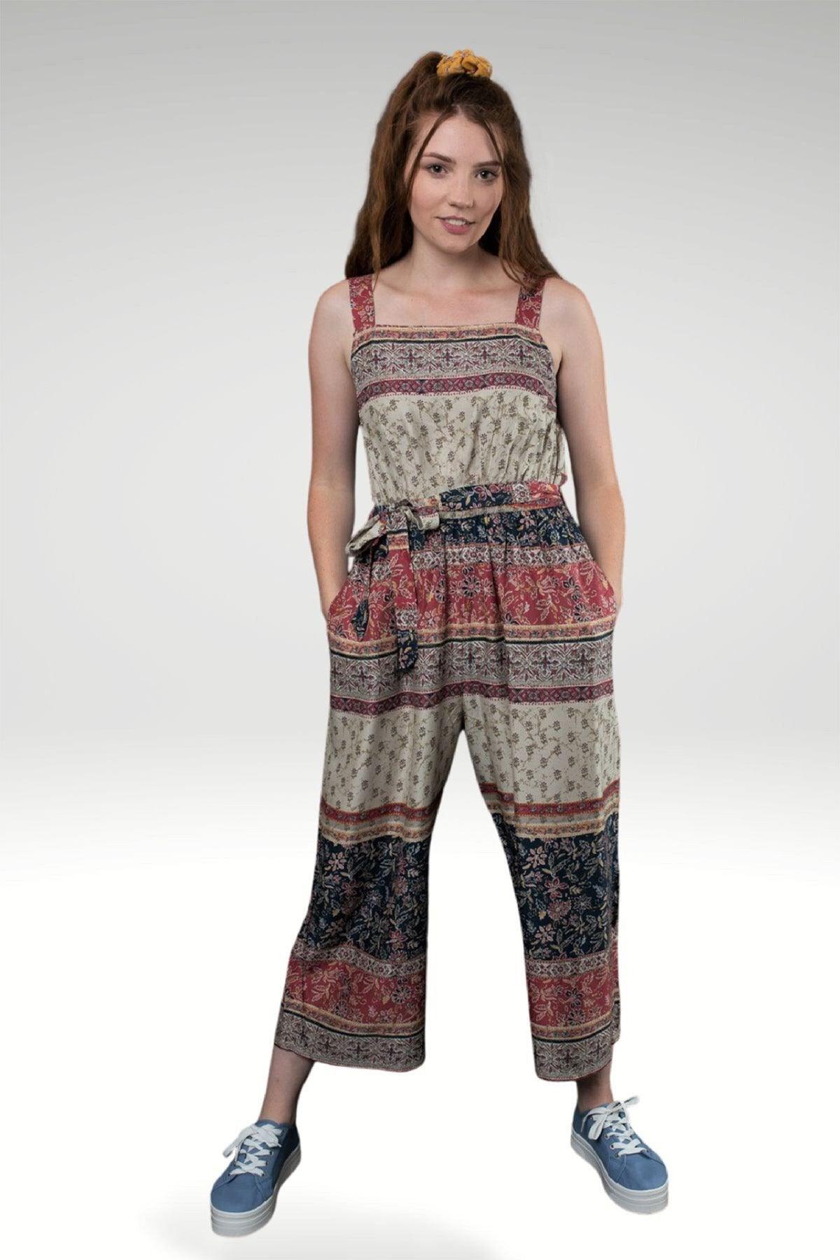 NIKI PRINTED JUMPSUIT IN EARTHY RICH TONES- FRONT VIEW ON THE MODEL WITH HANDS IN THE POCKETS