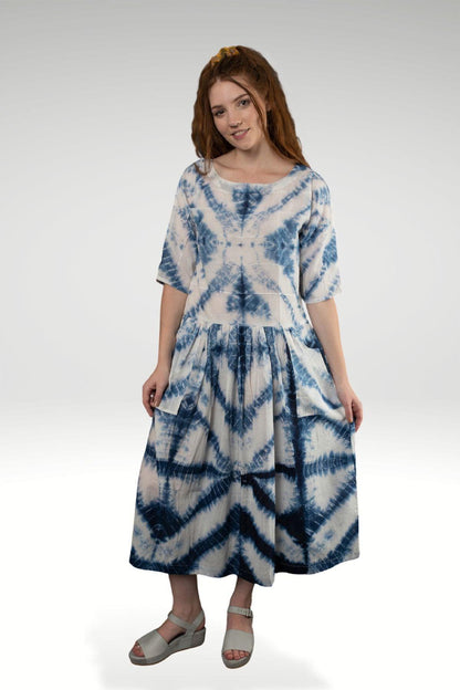 NOREEN SHIBORI DRESS - zohaonline    Model showing off the flare of the tie and dye pintuck dress